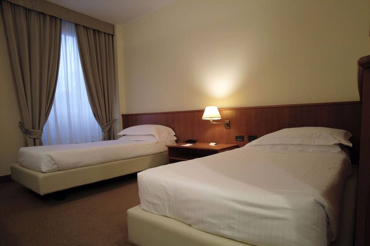 Edredons de pluma, frigobar, cofres nos quartos, escrivaninha