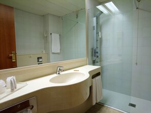 Suite, 1 King-Bett | Badezimmer | Duschwanne, Haartrockner, Handtücher