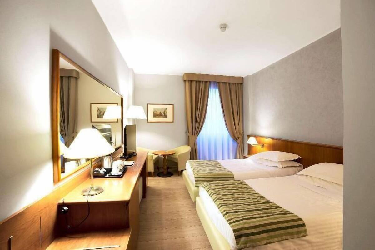 Edredons de pluma, frigobar, cofres nos quartos, escrivaninha