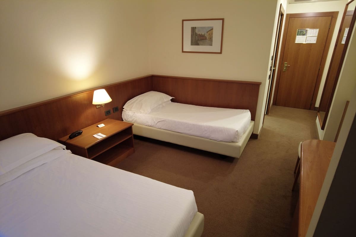 Standardzimmer, 2 Einzelbetten, barrierefrei | Daunenbettdecken, Minibar, Zimmersafe, Schreibtisch