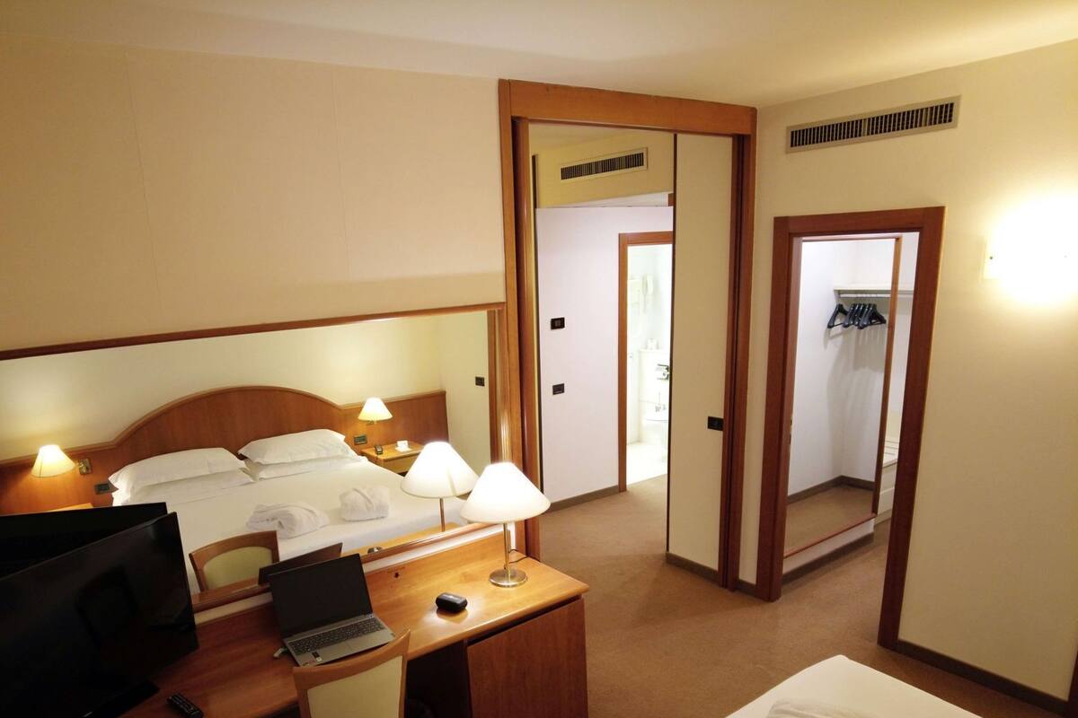 Edredons de pluma, frigobar, cofres nos quartos, escrivaninha