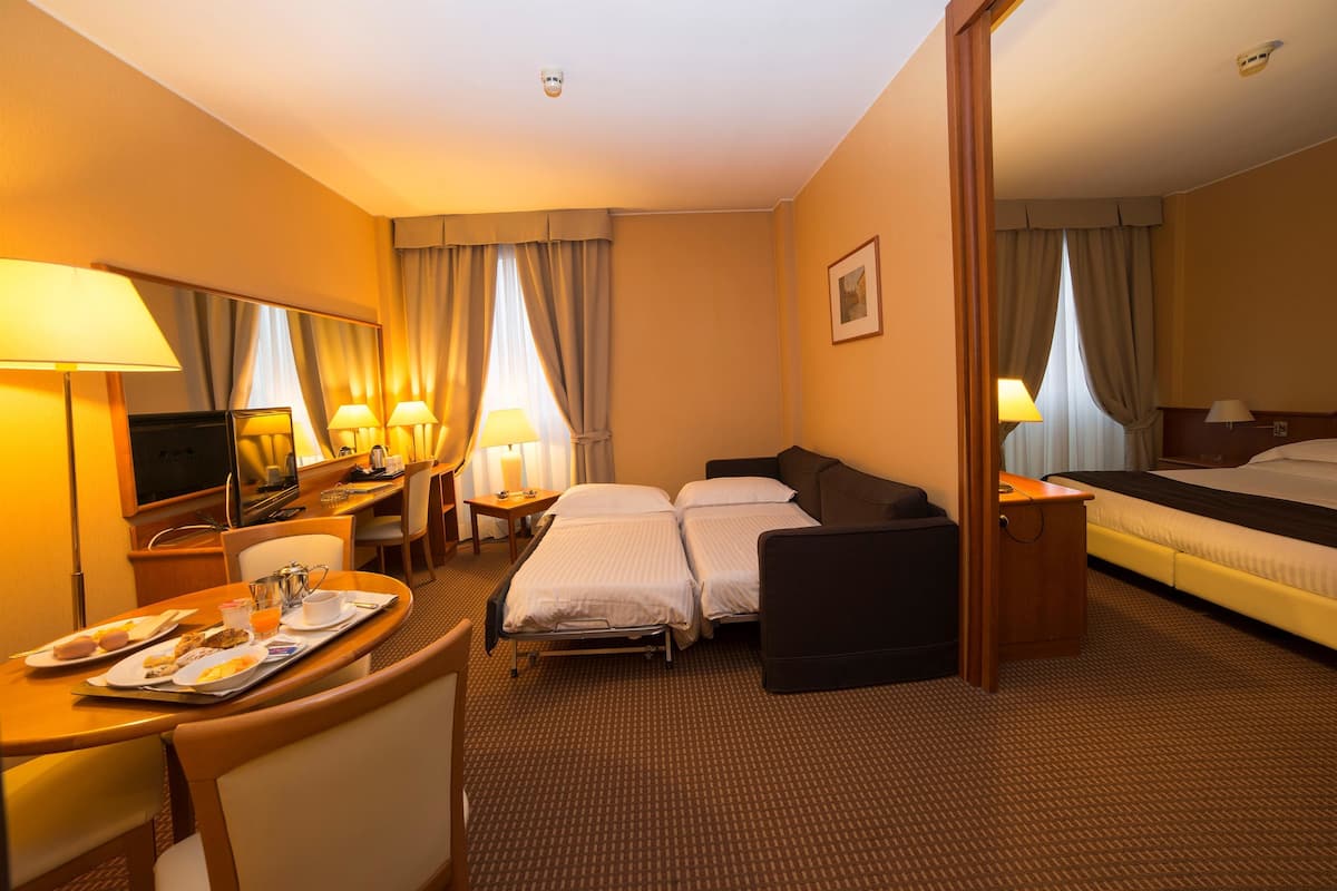 Suite, 1 King-Bett | Daunenbettdecken, Minibar, Zimmersafe, Schreibtisch