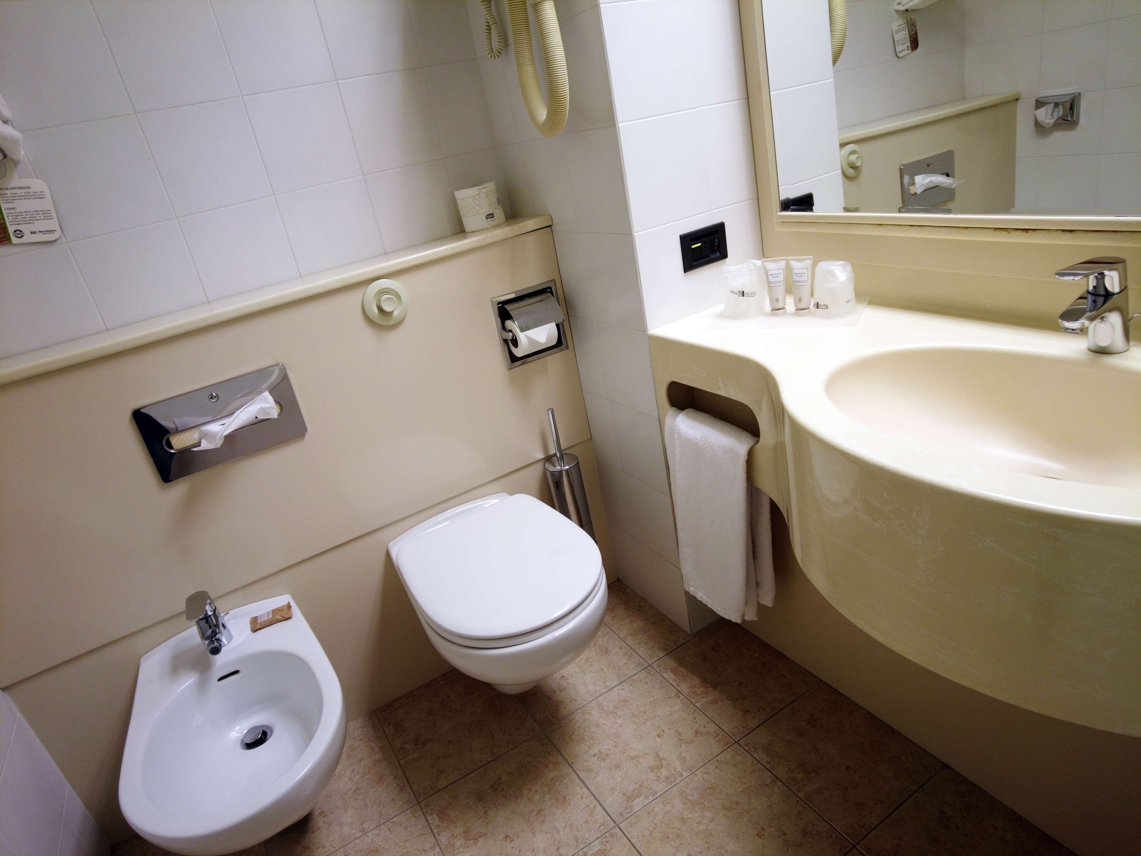 standard room, 1 king bed | bathroom | combined shower/bathtub, hair dryer, towels