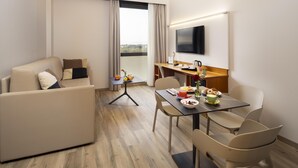 Suite, 1 cama King size | Edredón, minibar, caja de seguridad en la habitación y escritorio
