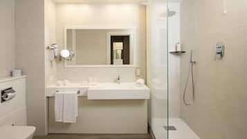 Combined shower/bathtub, hair dryer, towels