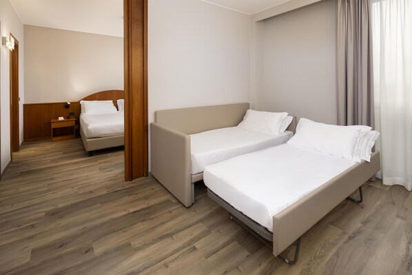 Suite, 1 cama King size | Edredón, minibar, caja de seguridad en la habitación y escritorio 