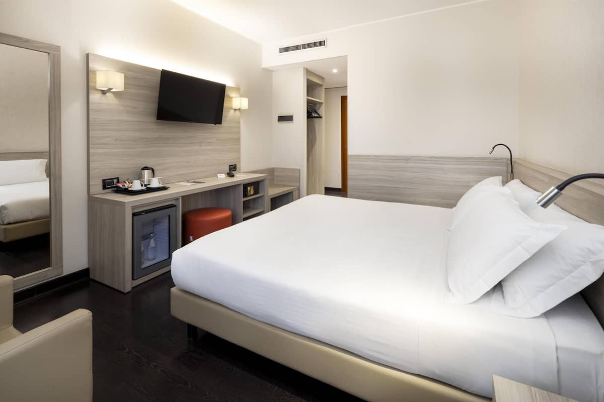 Comfort Room, 1 King Bed | In-room business centre