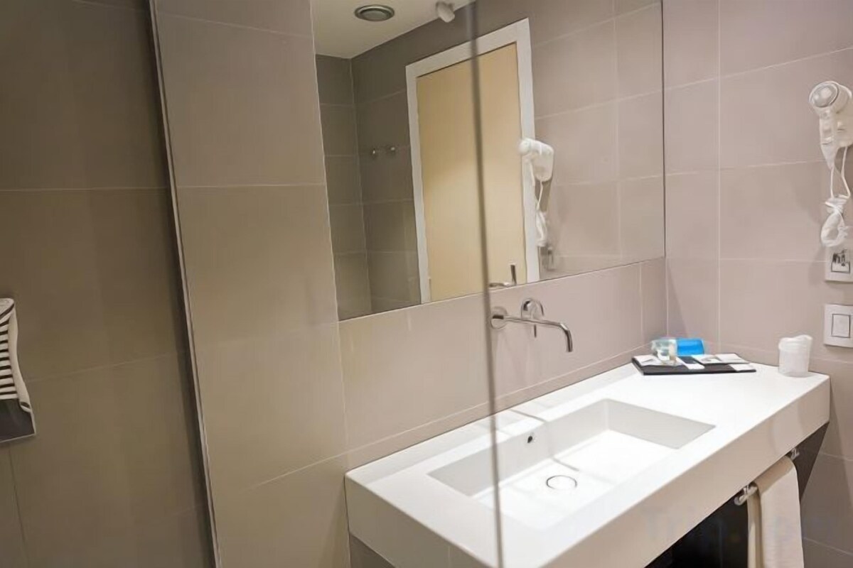 Bathroom | Rainfall showerhead, free toiletries, hair dryer, bidet