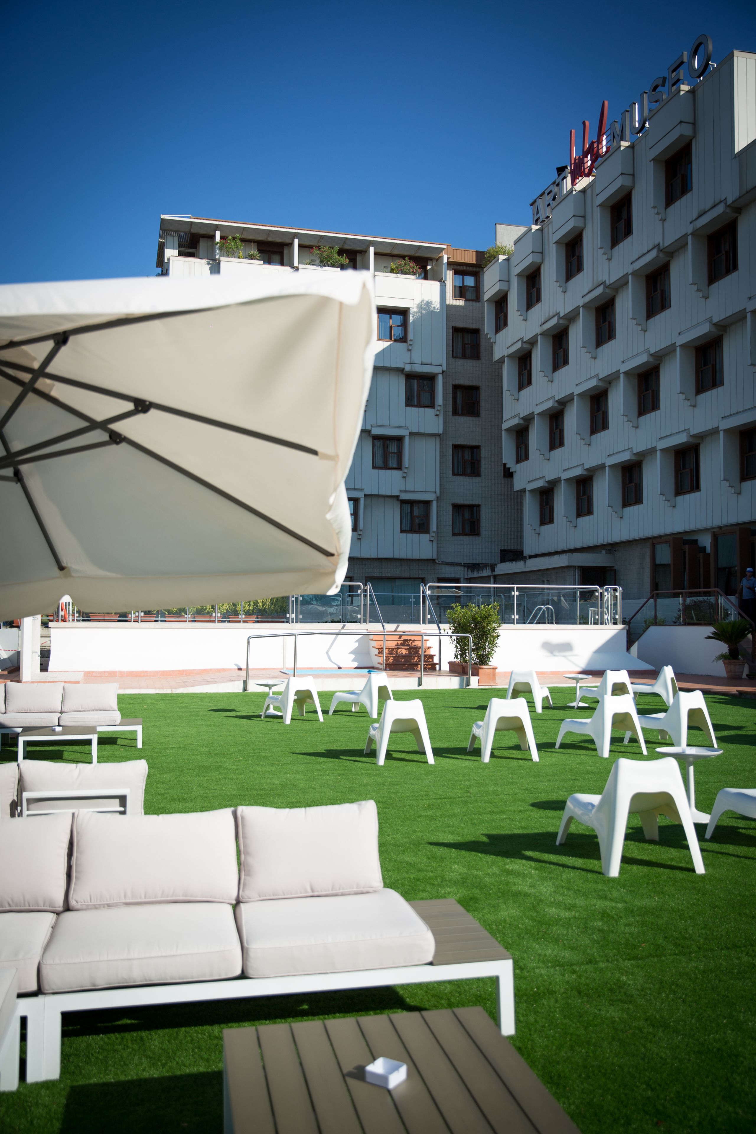 Una piscina al aire libre de temporada, sombrillas
