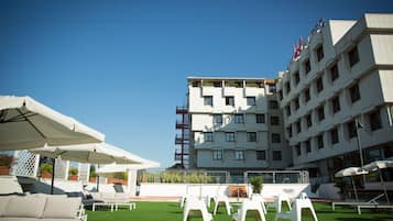 Piscine extérieure (ouverte en saison), parasols de plage