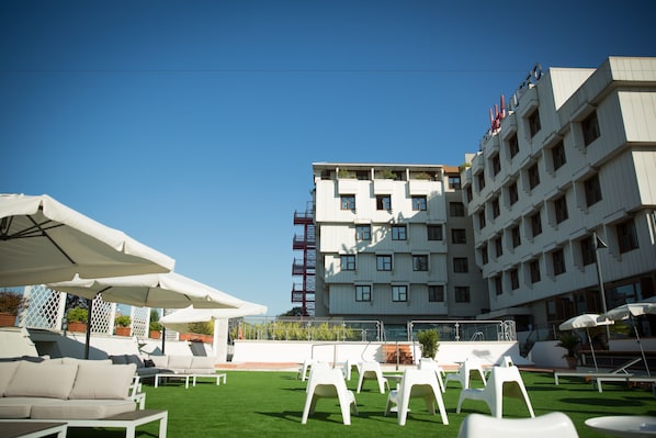 Seasonal outdoor pool, pool umbrellas, sun loungers