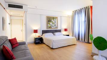 Habitación doble Confort, 1 cama matrimonial o 2 camas individuales | 1 habitación, ropa de cama hipoalergénica, edredón y minibar