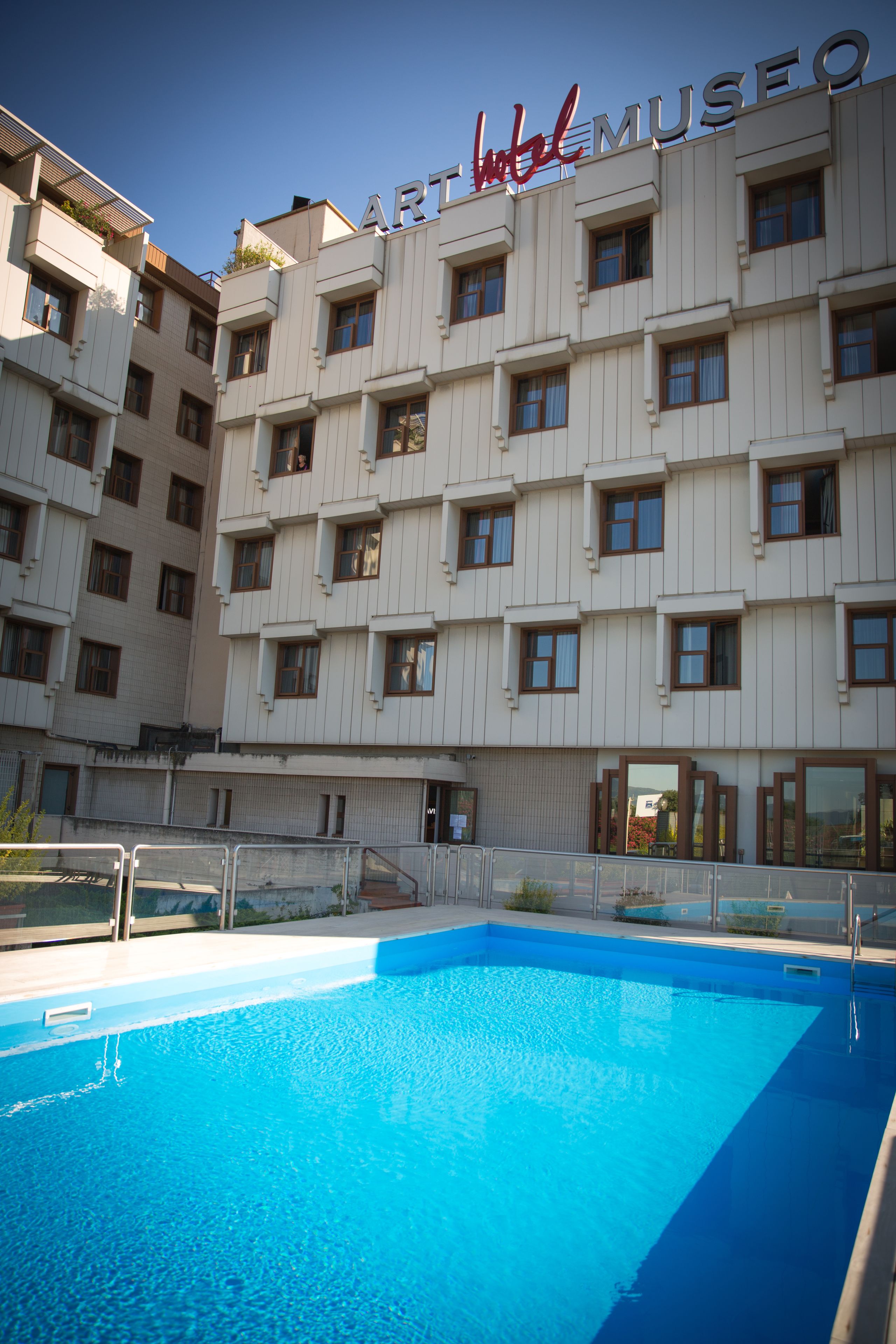 Außenpool (je nach Saison geöffnet), Sonnenschirme, Liegestühle