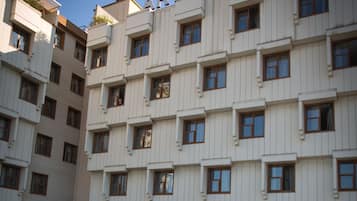 Alberca al aire libre por temporada y sombrillas en la alberca