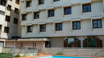 Vista frontal de la propiedad