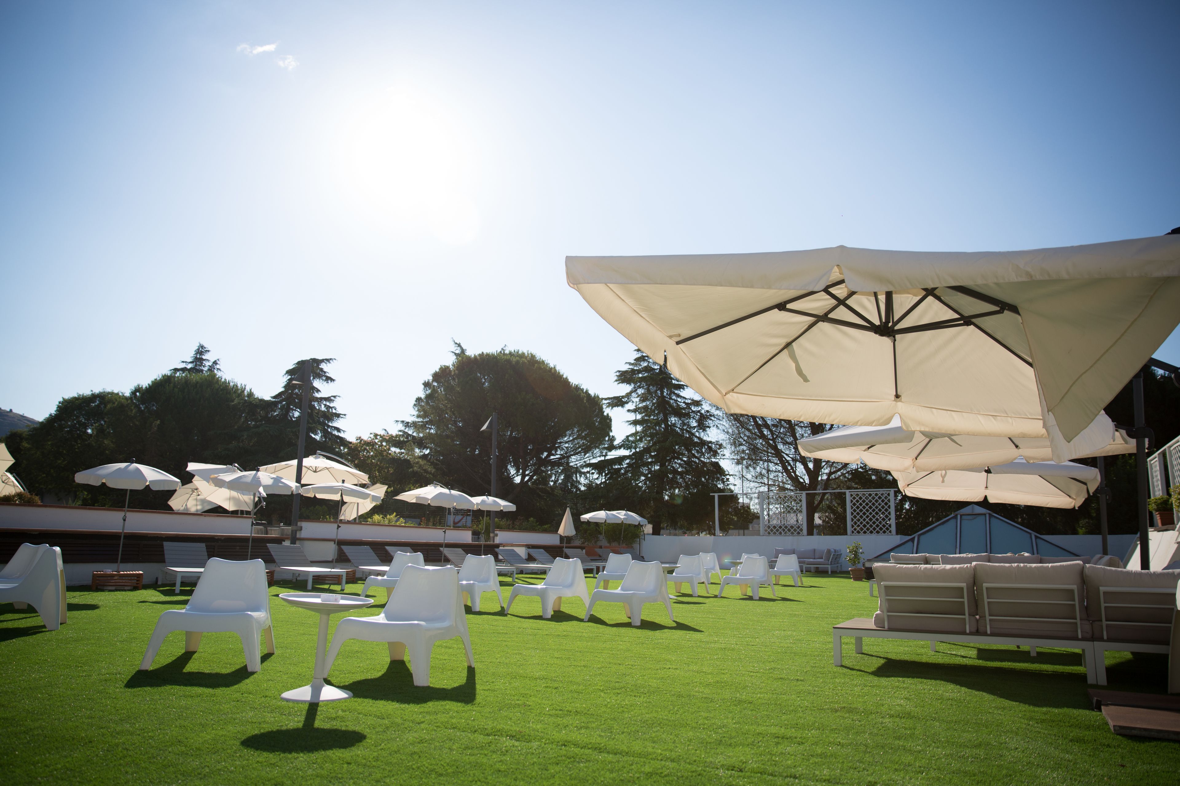 Hồ bơi ngoài trời phục vụ theo mùa, dù/ô trên bãi biển/hồ bơi 