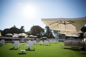 Piscina externa sazonal, guarda-sóis, espreguiçadeiras