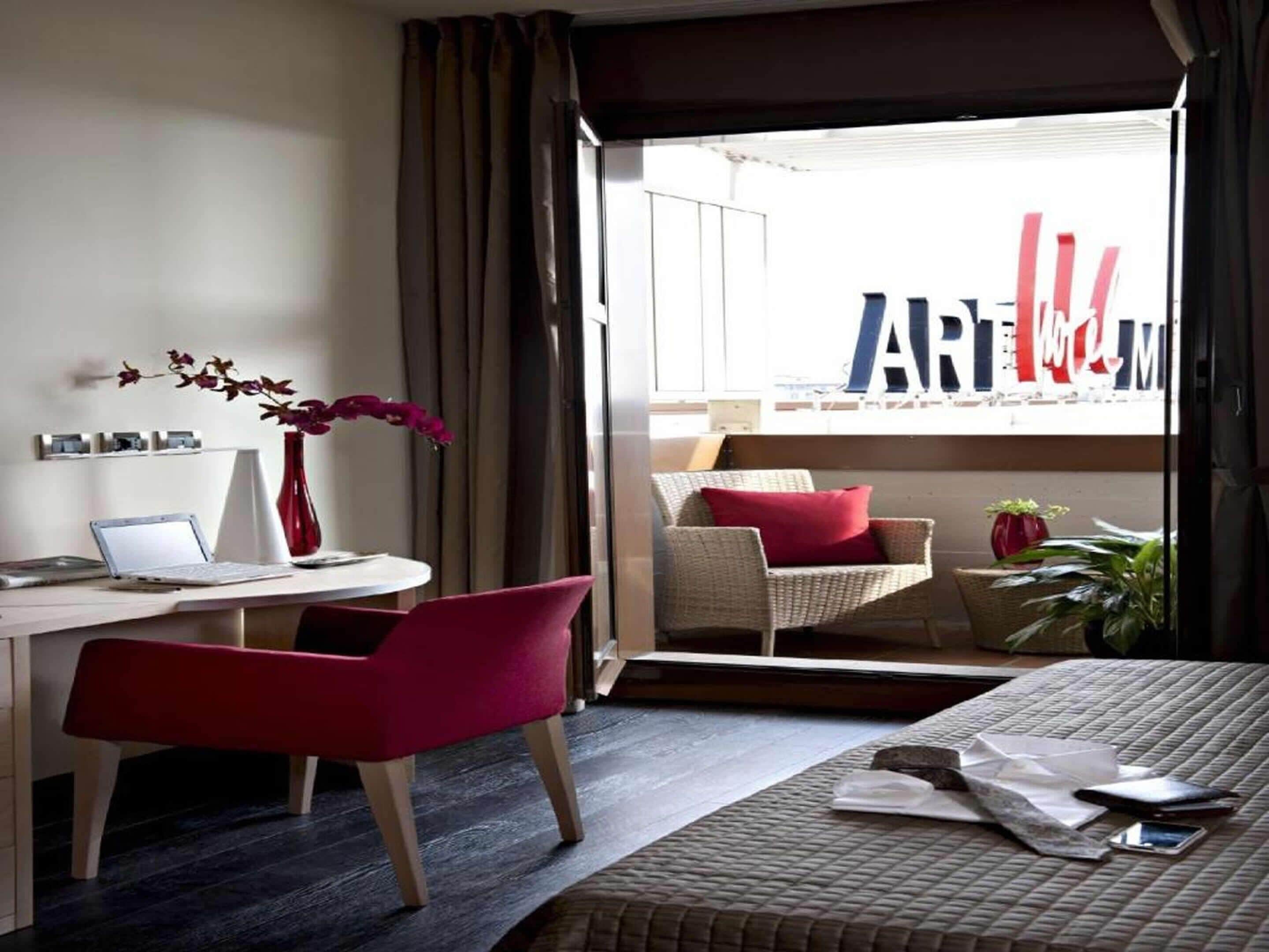 Seprai antialergi, selimut bulu angsa, minibar, dan brankas