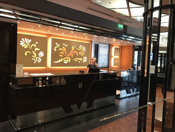Check-in/check-out kiosk