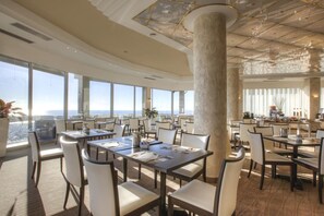 2 restaurants servant le petit déjeuner, spécialités Cuisine italienne