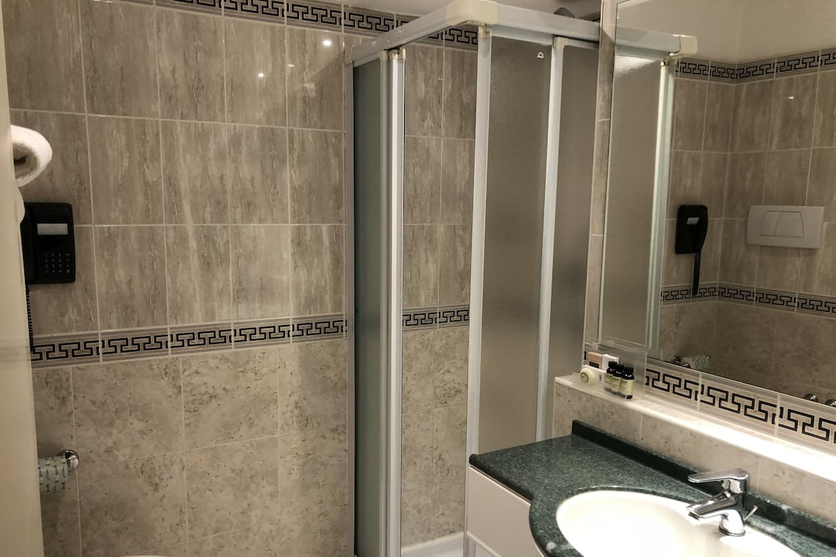 Superior Twin Room, Balcony | Bathroom sink