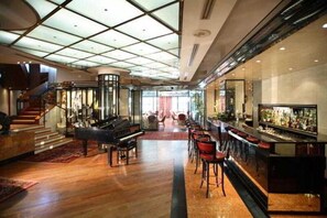 2 restaurantes; se sirven desayunos, cenas y cocina italiana 