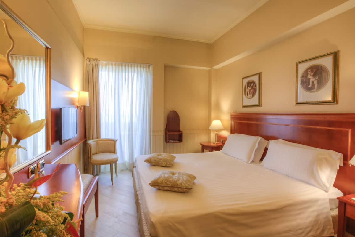Executive Room, Balcony | Egyptian cotton sheets, premium bedding, down comforters, minibar