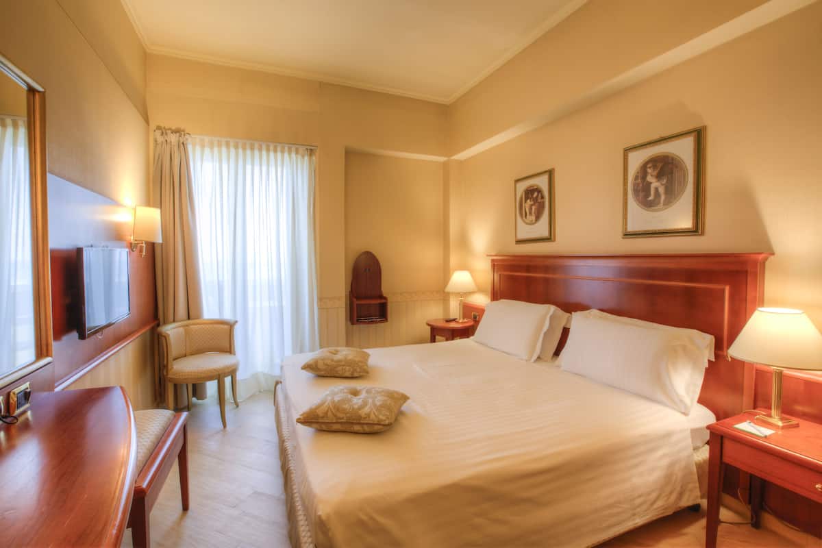 Executive Room, Balcony | Egyptian cotton sheets, premium bedding, down comforters, minibar