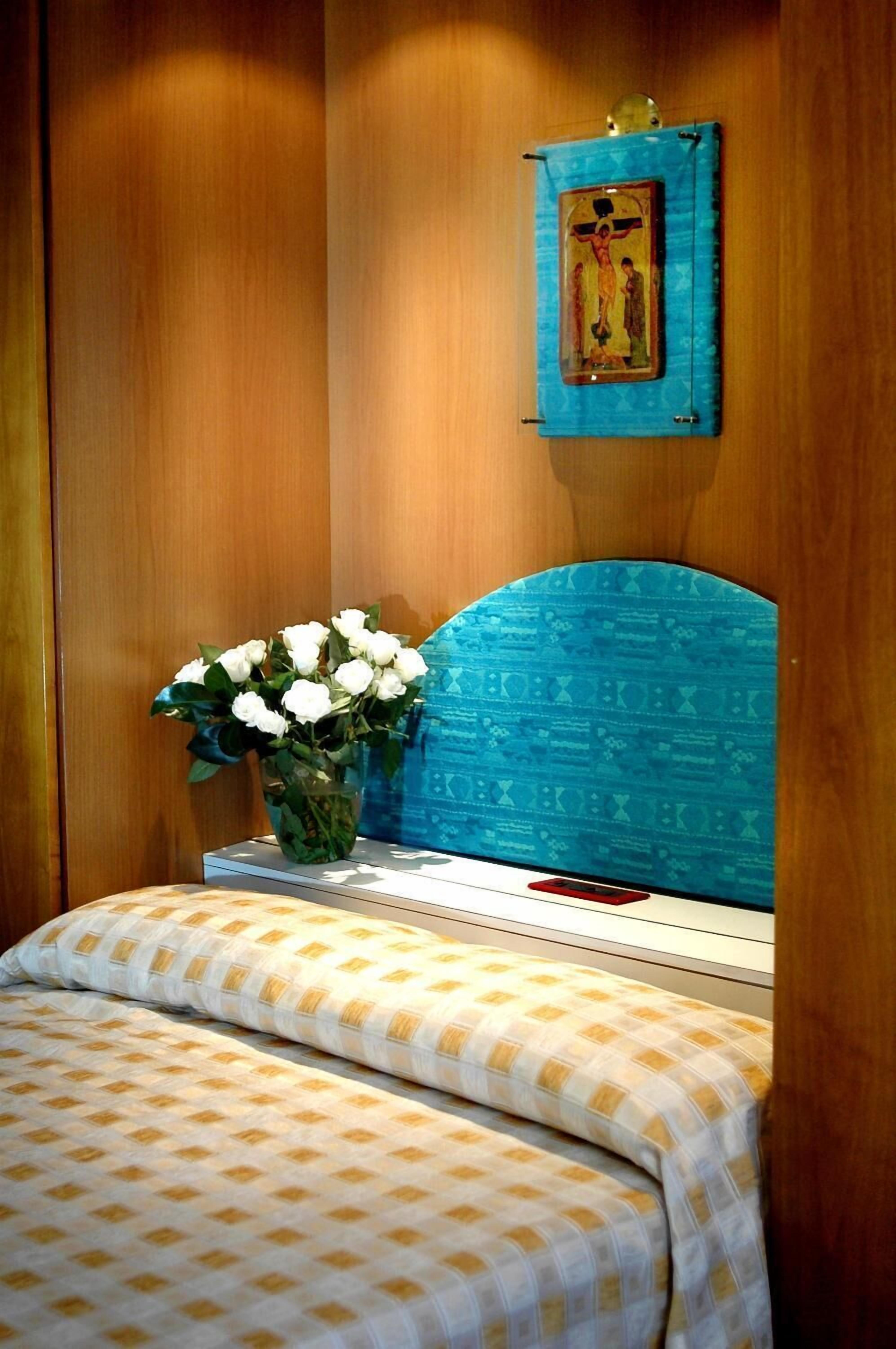 Minibar, brankas, meja kerja, dan tempat tidur lipat/tambahan