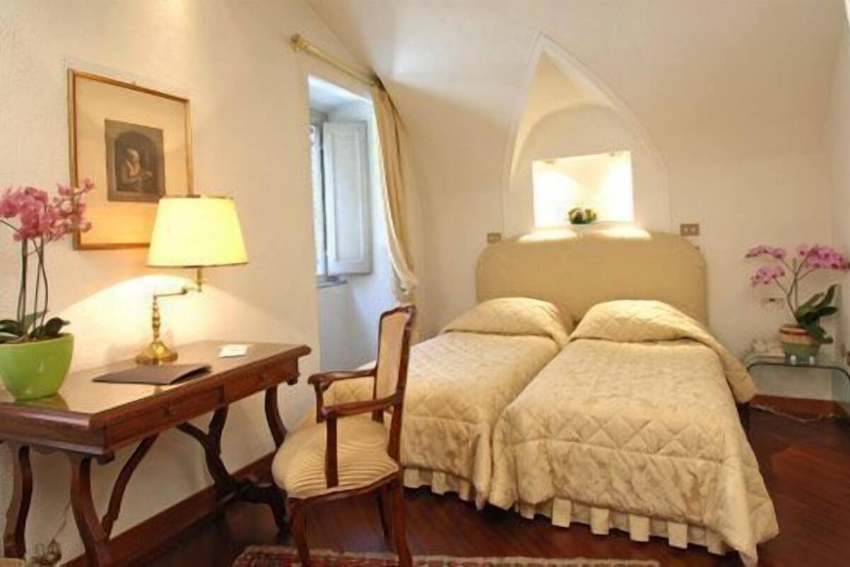 Classic Double Room | Hypo-allergenic bedding, minibar, in-room safe, desk