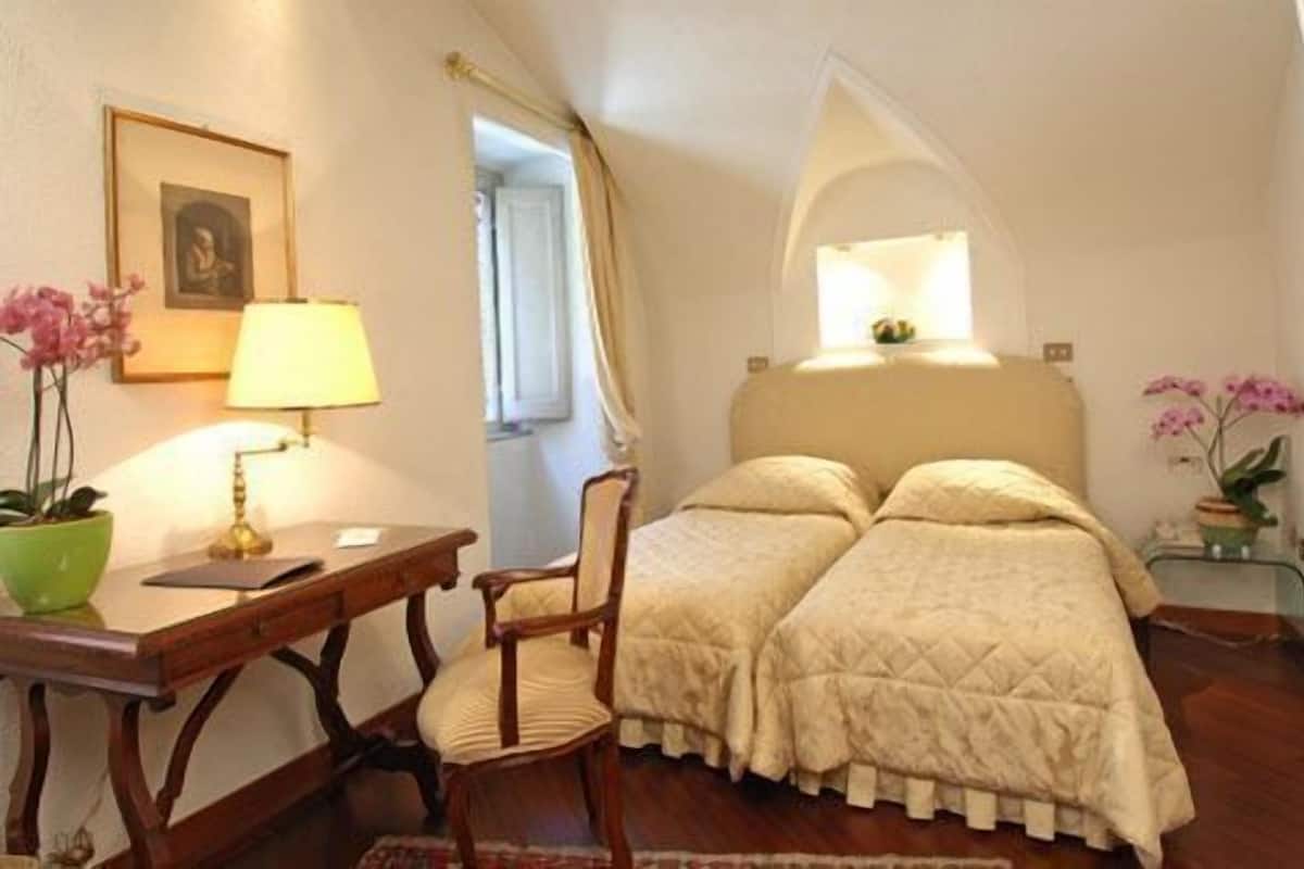 Classic Double Room | Hypo-allergenic bedding, minibar, in-room safe, desk