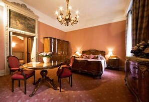 Ropa de cama hipoalergénica y minibar 