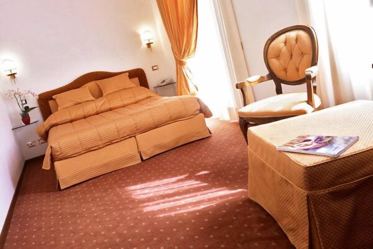 Hypo-allergenic bedding, minibar, in-room safe, desk