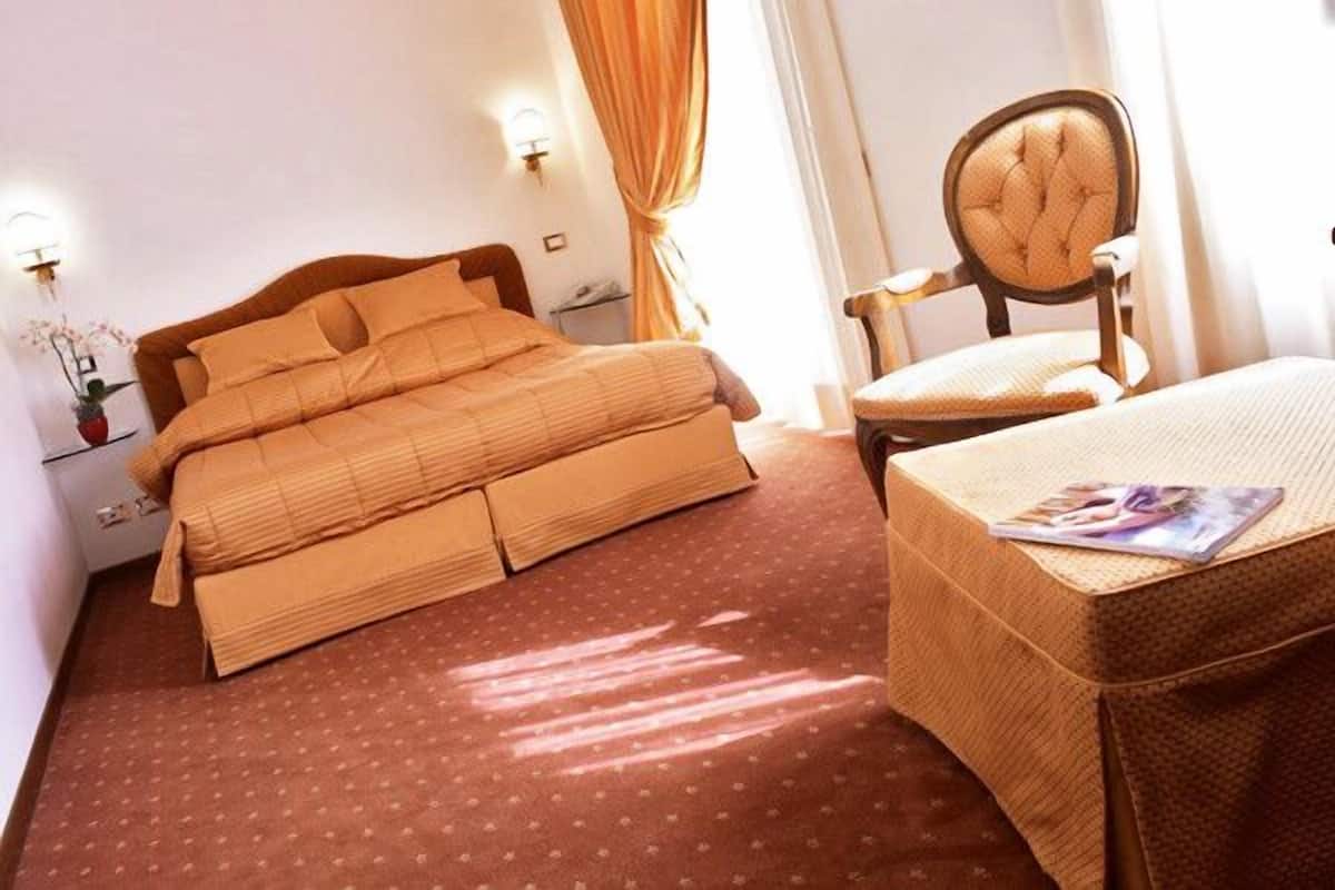 Hypo-allergenic bedding, minibar, in-room safe, desk