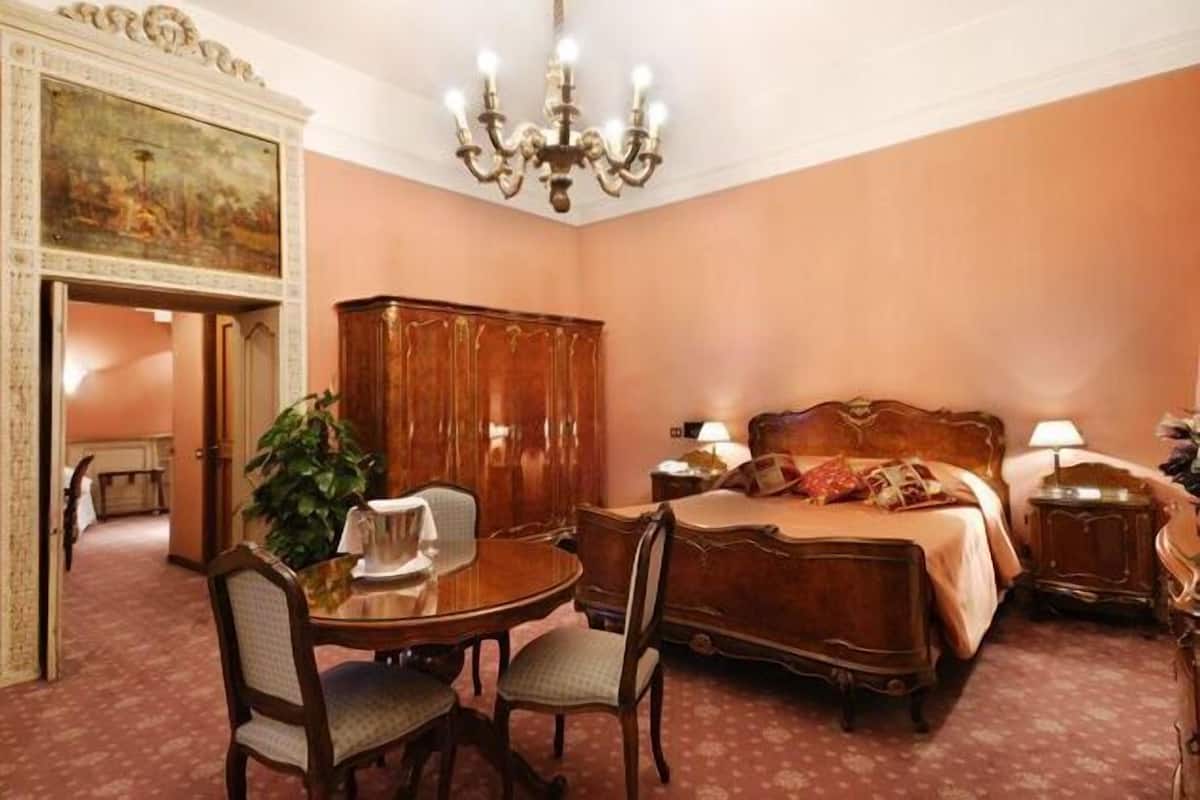 Hypo-allergenic bedding, minibar, in-room safe, desk