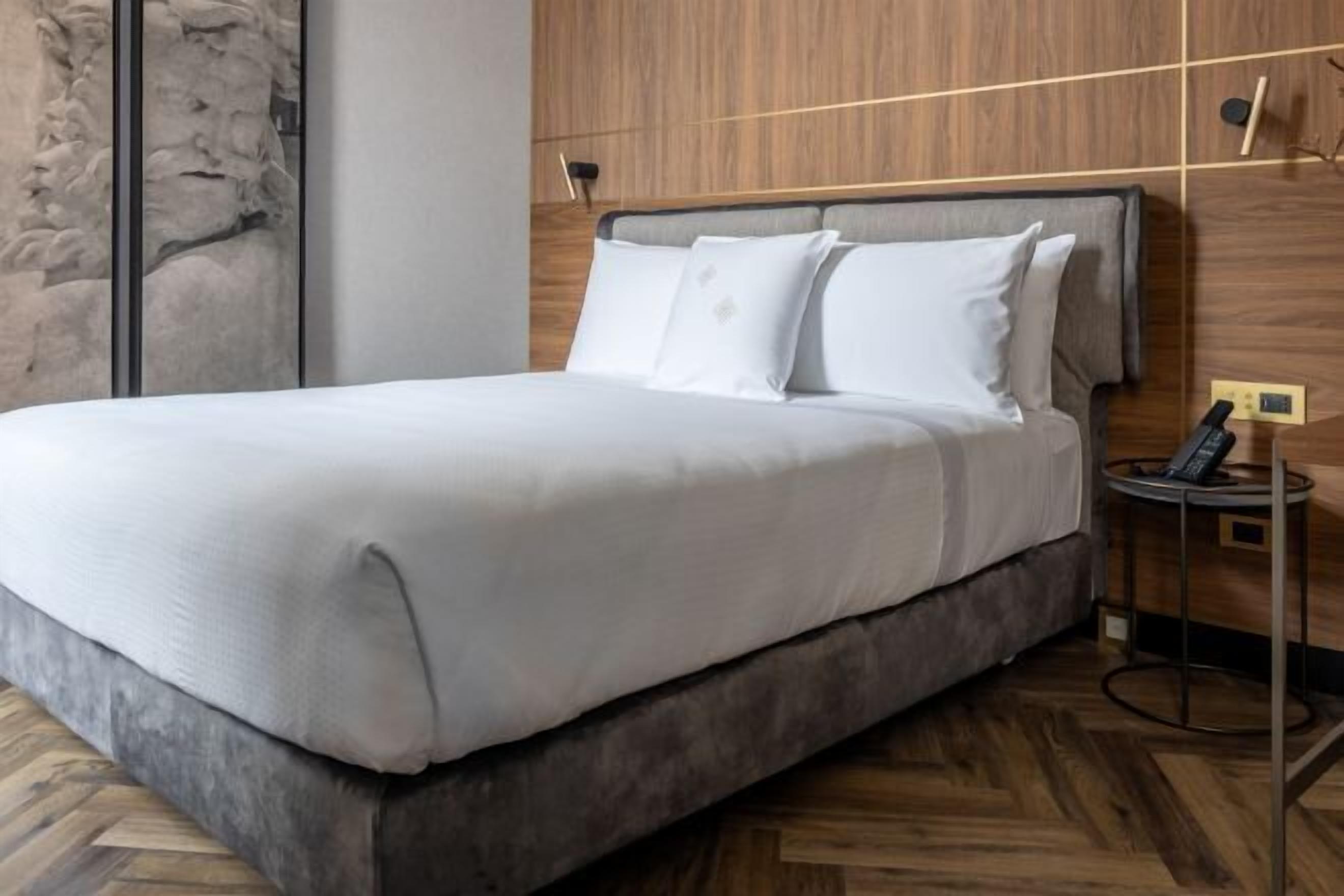 迷你吧、房內夾萬、手提電腦工作空間、熨斗/熨衫板