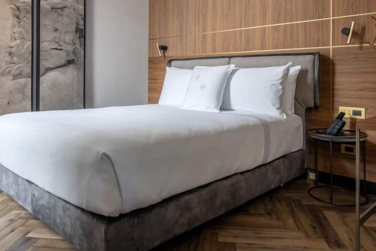 Minibar, in-room safe, laptop workspace, iron/ironing board