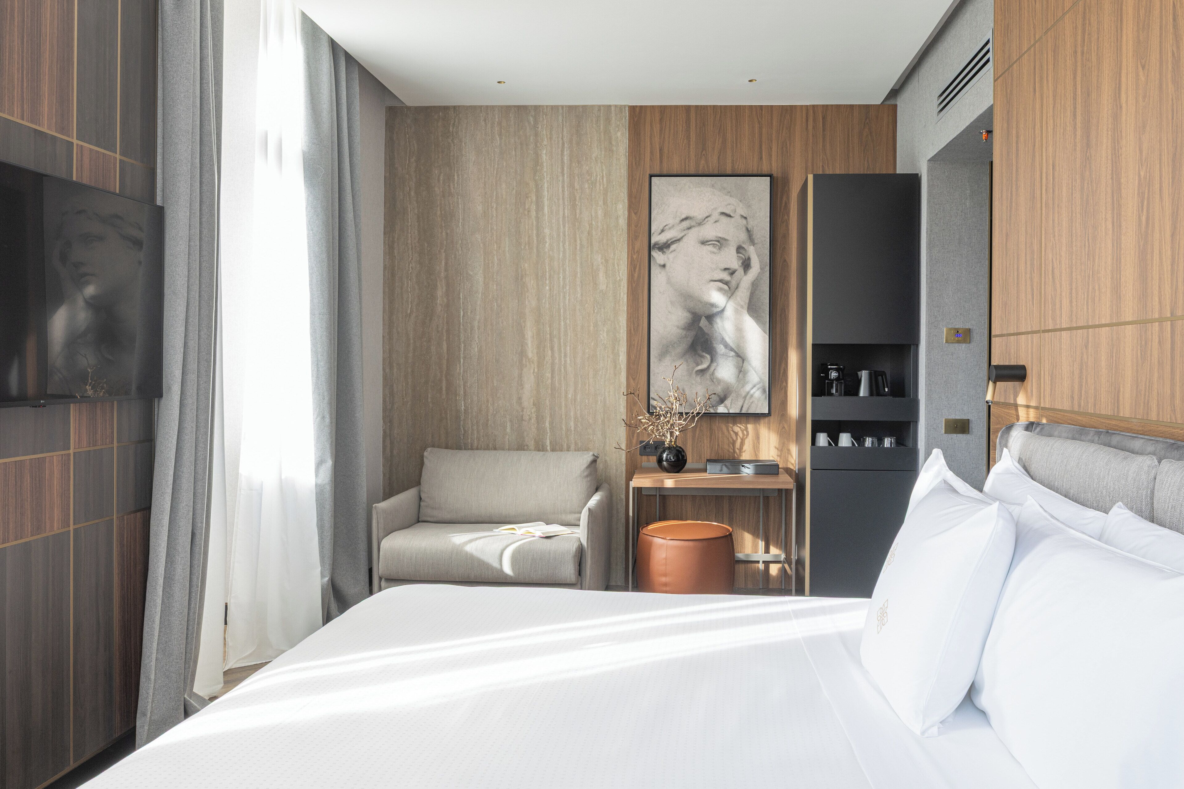 Dreibettzimmer | Minibar, Zimmersafe, laptopgeeigneter Arbeitsplatz