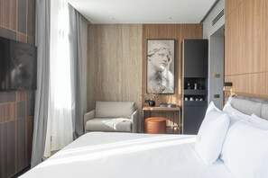 Triple Room | Minibar, in-room safe, laptop workspace, iron/ironing board