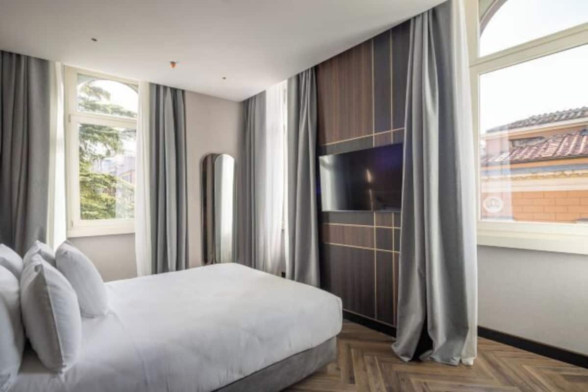 Minibar, in-room safe, laptop workspace, iron/ironing board