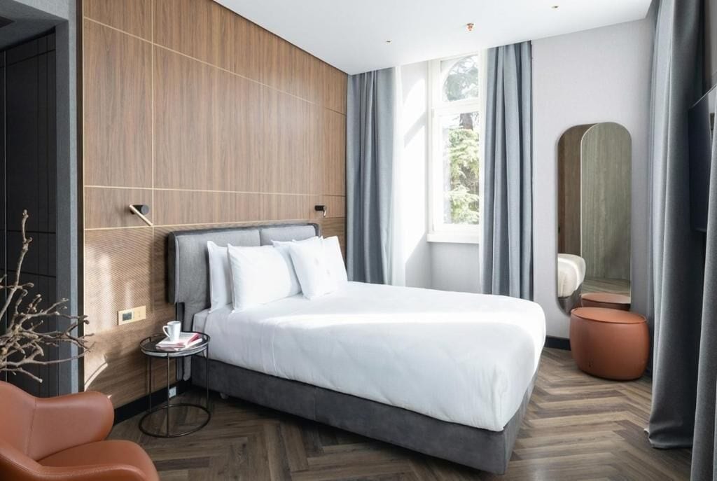 Triple Room | Bar mini, peti besi dalam bilik, ruang kerja komputer riba 