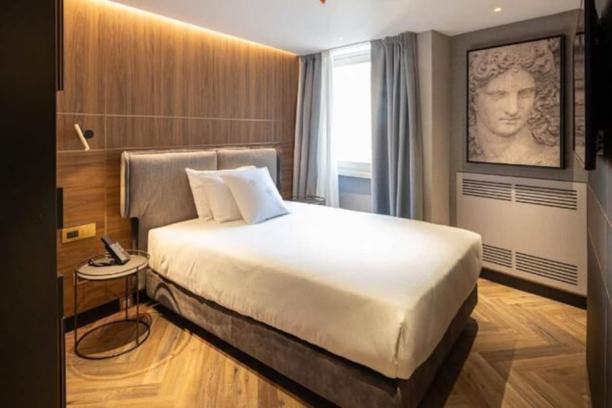 Minibar, in-room safe, laptop workspace, iron/ironing board