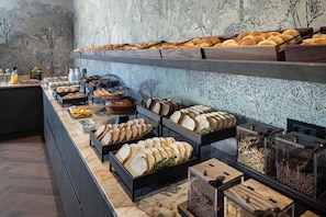 Se ofrece un desayuno bufé todos los días (por un coste adicional)