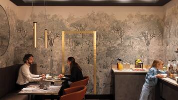 Petit déjeuner buffet (28 EUR par personne)