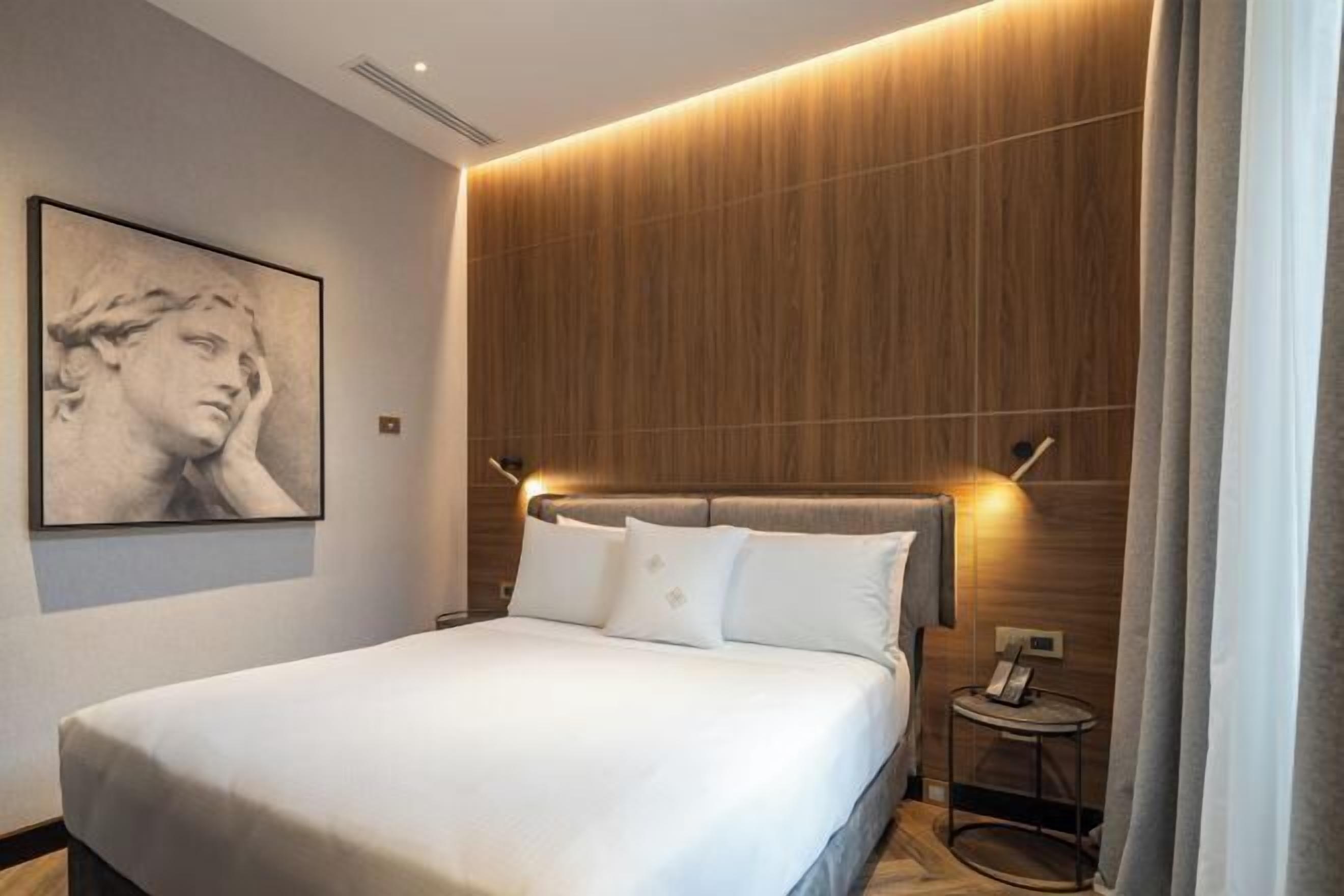 迷你吧、房內夾萬、手提電腦工作空間、熨斗/熨衫板