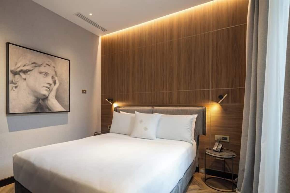 Minibar, in-room safe, laptop workspace, iron/ironing board