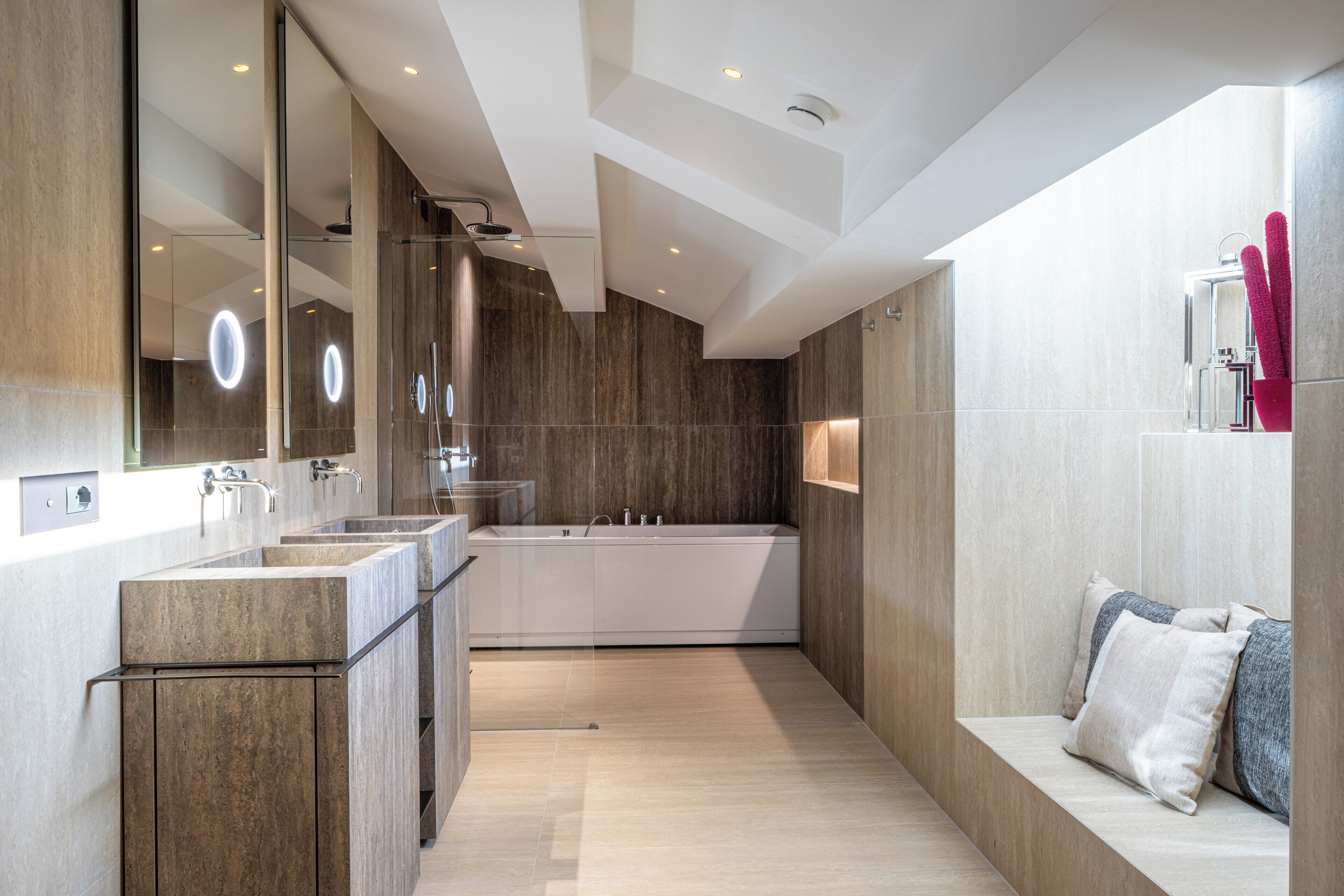 Apartment | Badezimmer | Dusche, kostenlose Toilettenartikel, Haartrockner, Hausschuhe