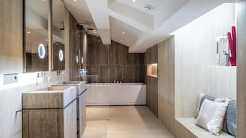 Apartment | Badezimmer | Dusche, kostenlose Toilettenartikel, Haartrockner, Hausschuhe