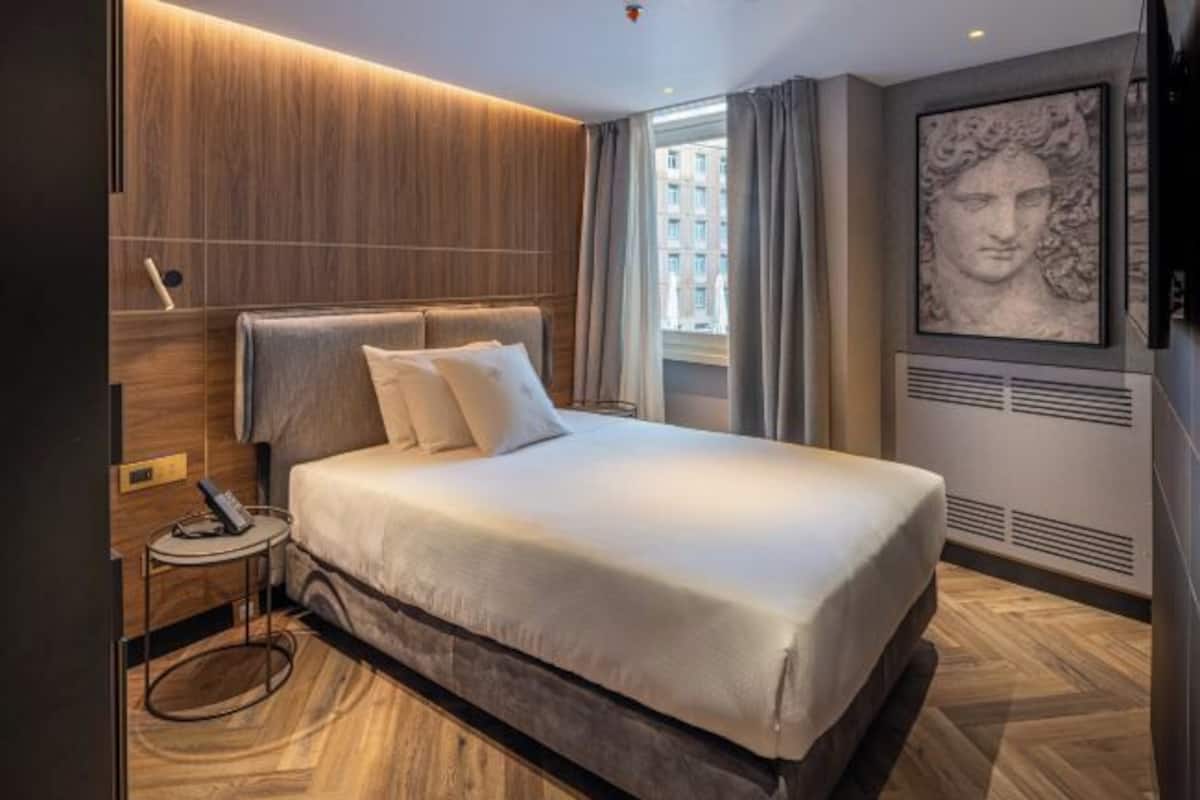 Minibar, in-room safe, laptop workspace, iron/ironing board