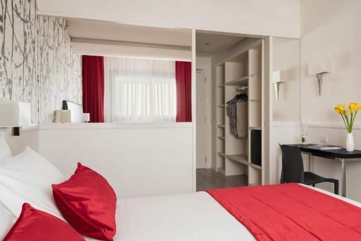 Sengetøy av topp kvalitet, minibar, safe på rommet og skrivebord
